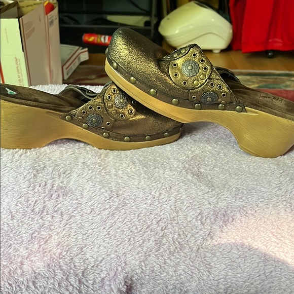 Bronze Studded White Mountain Mules & Clogs - Picture 3 of 7